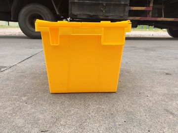 Les poubelles de stockage en plastique jaunes ont attaché des couvercles empilés pour le transport