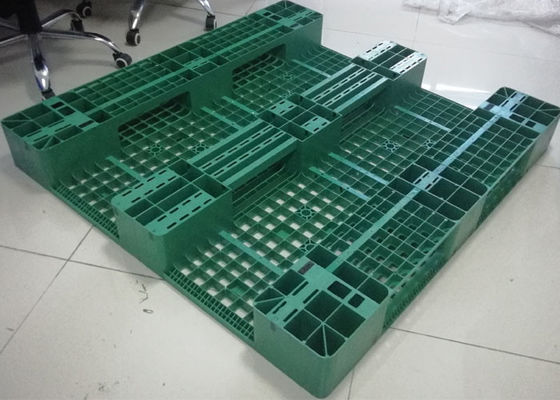 Chariot élévateur en plastique résistant fait sur commande de manière des palettes 4 du HDPE 6T